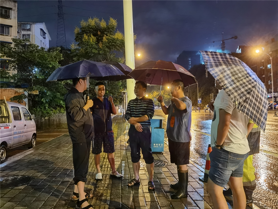 13-建工董事长邓章军、总经理吴兵15日晚23时绵吴路口巡查，道路积水已退去，车辆正常通行_副本