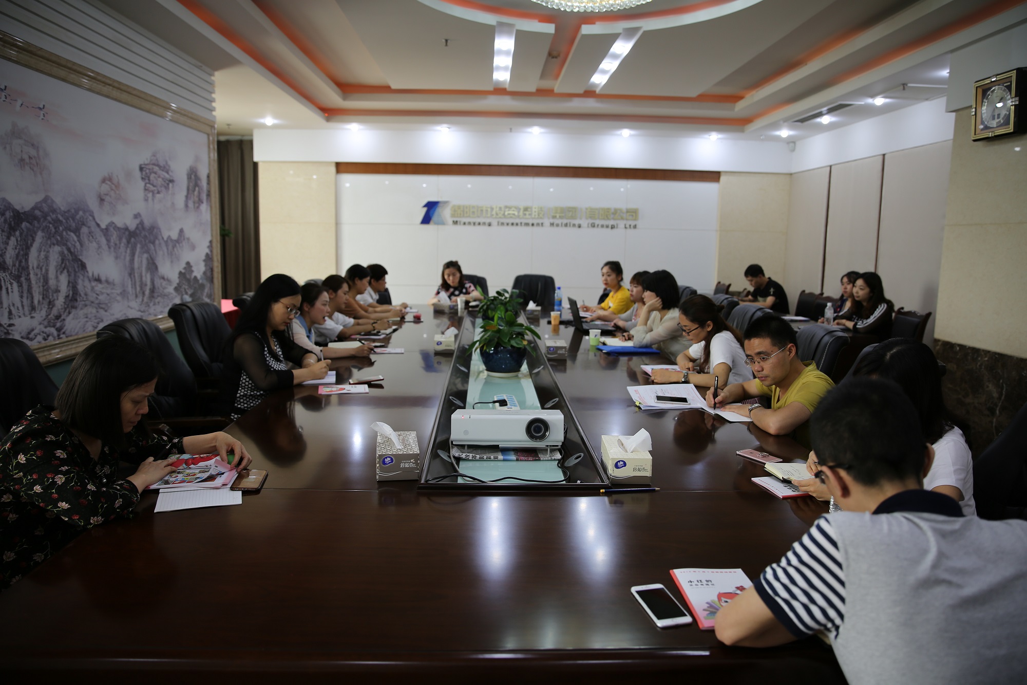 走进档案 强化培训 提升管理——bat365中文官方网站官网组织召开“国际档案日”宣贯及业务培训会