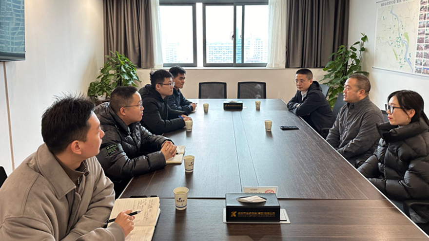 bat365中文官方网站官网党委副书记王玉梁与中建三局交流培养的人才进行交流座谈
