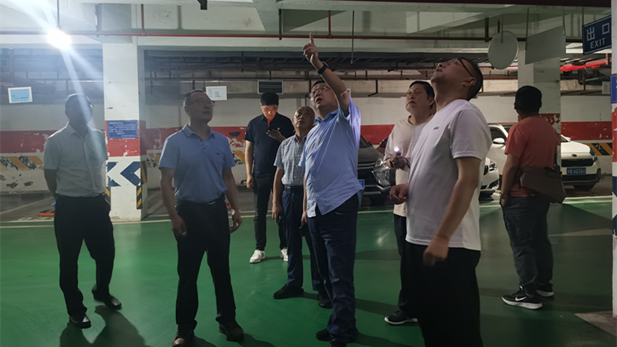 检查组在涪滨印象小区现场开展安全隐患督导检查